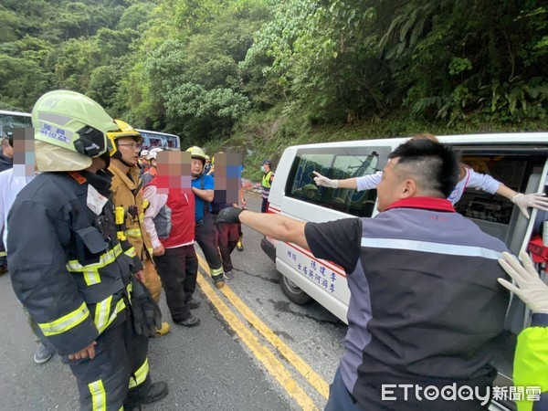 ▲遊覽車撞舊蘇花山壁，現場慘況曝光。（圖／記者游芳男翻攝）