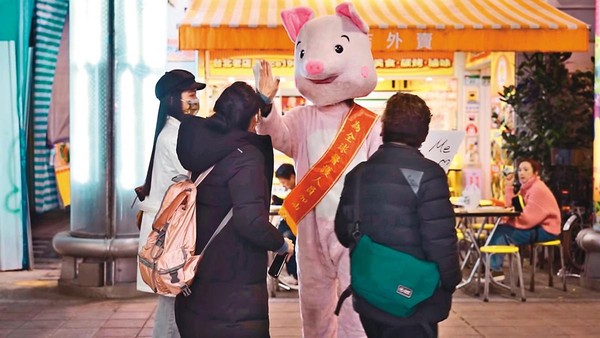 	「Show TV」頻道第2支影片，羅志祥穿上粉紅豬玩偶裝，為全球醫護人員打氣。（翻攝自羅志祥Show TV YouTube）