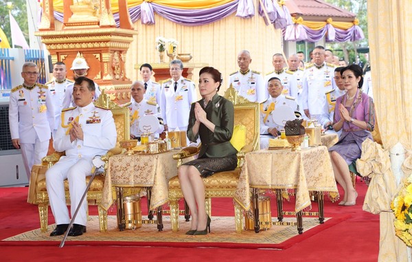 ▲▼泰王瓦吉拉隆功（Maha Vajiralongkorn）於16日共偕王后蘇堤達（Suthida）與貴妃詩妮娜（Sineenat）出席活動。（圖／翻攝自推特）