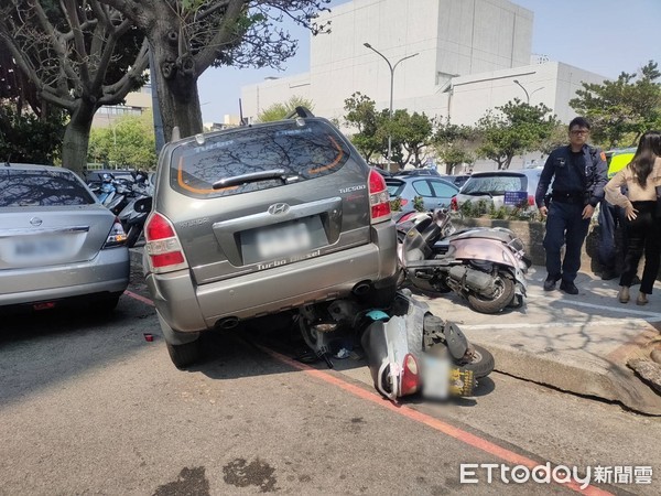 ▲▼台中老翁誤將油門當剎車踩　連環撞倒路旁8機車。（圖／記者游瓊華攝）