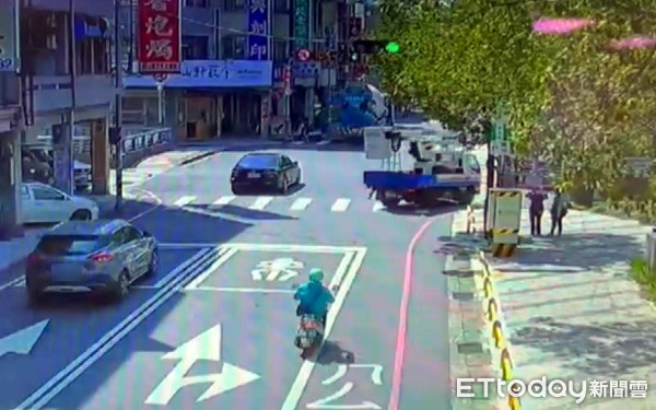 ▲詹男開著高空作業車準備到竹南維修，怎料提早轉彎進地下道，才發生卡住的情形。（圖／記者黃孟珍翻攝）