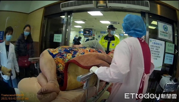 ▲▼230公斤的女子，在8名勇消的協助下成功送醫。（圖／記者陳雕文翻攝）