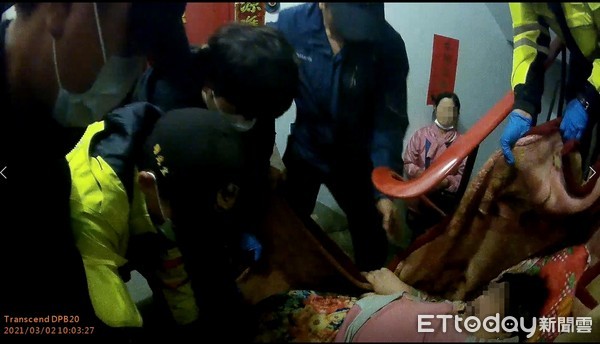 ▲女子無法行走且意識模糊、呼吸偏快、血氧降低，就醫靠消防人員協助至五樓搬運至一樓。（圖／記者陳雕文翻攝）