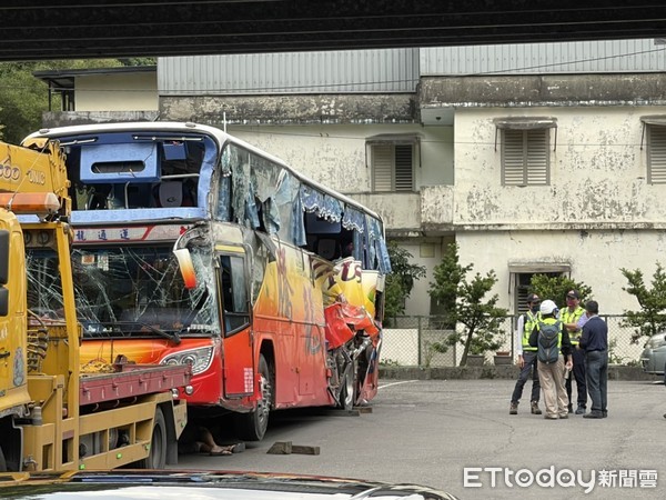 ▲▼遊覽車撞山壁6死，檢察官17日下午勘驗。（圖／記者邱中岳攝）