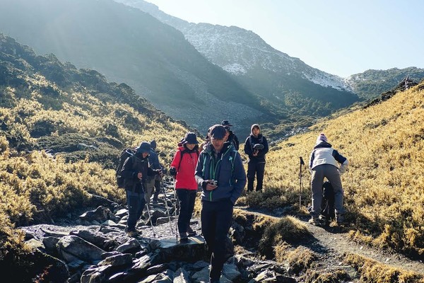 ▲金曲樂團「麋先生」日前跟著登山嚮導普魯圖爬百岳。（圖／公視提供）