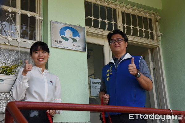 ▲中興新村「小花園夢想生活家」民宿開張，南投縣長特助林儒彬（右）前往向業者致賀。（圖／南投縣政府提供）