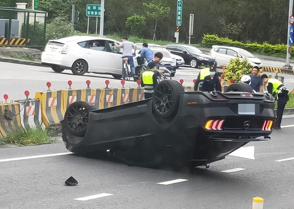 ▲▼黑色野馬跑車於蘇花公路彎道翻覆。（圖／翻攝臉書「花蓮同鄉會」）