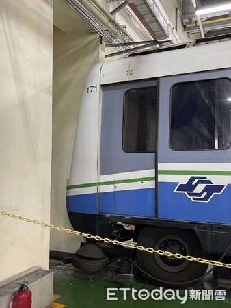 ▲▼捷運內湖機廠早上10點多維修列車，疑似車輛暴衝，導致列車撞牆。(圖／網友提供)