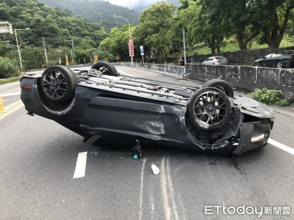 ▲▼一輛新車近200萬元「黑色野馬」，17日下午在蘇花公路過彎時自撞烏龜翻。（圖／記者游芳男翻攝，下同）