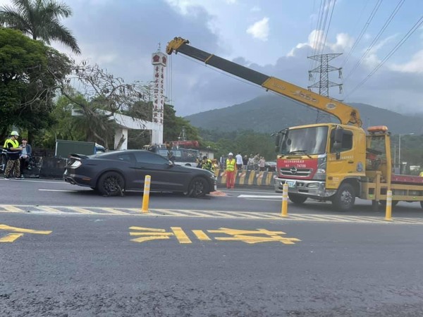 ▲黑色野馬跑車於蘇花公路彎道翻覆。（圖／翻攝臉書「花蓮同鄉會」）