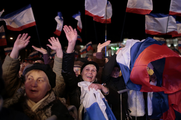 克里米亞民眾在公投結束後，於首都賽凡堡廣場上歡慶脫烏入俄。（圖／達志影像／美聯社）