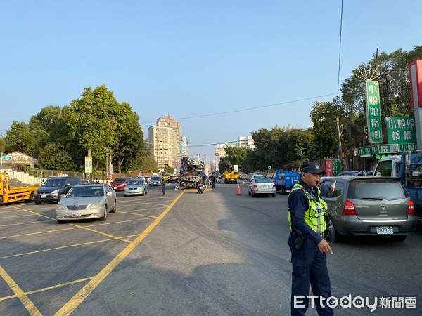 ▲台南市永康區中華路與南台街154巷口，發生一起動力機械車自撞號誌桿交通事故案，警方立即到場疏導管制，並協助通報拖吊業者及環保局到場排除倒地之號誌桿及碎玻璃。（圖／記者林悅翻攝，下同）