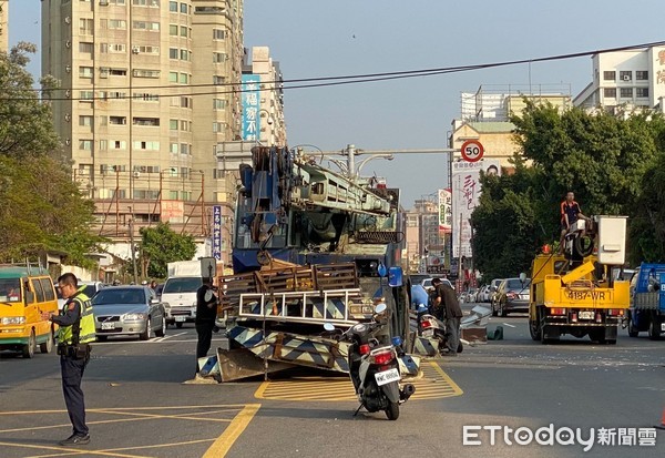 ▲台南市永康區中華路與南台街154巷口，發生一起動力機械車自撞號誌桿交通事故案，警方立即到場疏導管制，並協助通報拖吊業者及環保局到場排除倒地之號誌桿及碎玻璃。（圖／記者林悅翻攝，下同）