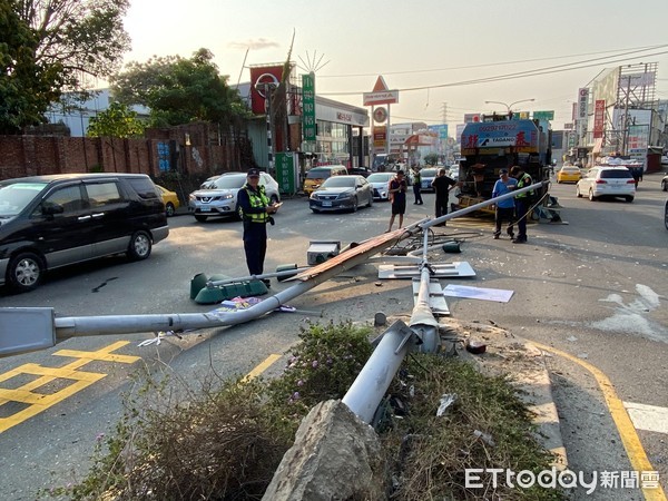 ▲台南市永康區中華路與南台街154巷口，發生一起動力機械車自撞號誌桿交通事故案，警方立即到場疏導管制，並協助通報拖吊業者及環保局到場排除倒地之號誌桿及碎玻璃。（圖／記者林悅翻攝，下同）