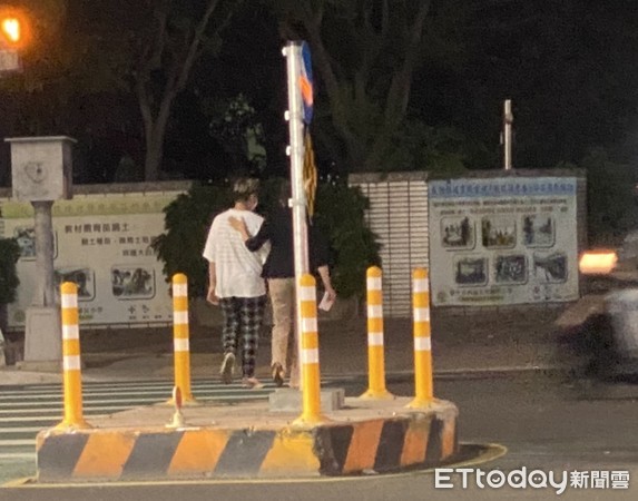 ▲▼醫美富少的母親晚間陪著錄影的同學出面向外界道歉。（圖／記者白珈陽攝）