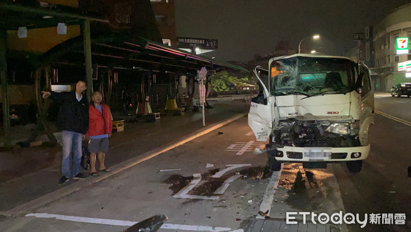 ▲▼小貨車駕駛疑似低頭撿東西，將路邊的動保車撞進消防隊。（圖／記者游宗樺攝）