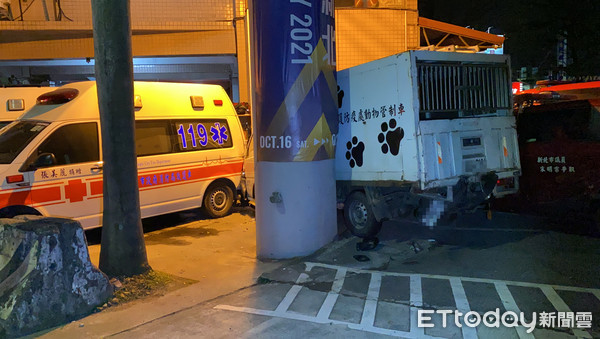 ▲▼小貨車駕駛疑似低頭撿東西，將路邊的動保車撞進消防隊。（圖／記者游宗樺攝）
