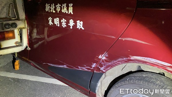 ▲▼小貨車駕駛疑似低頭撿東西，將路邊的動保車撞進消防隊。（圖／記者游宗樺攝）