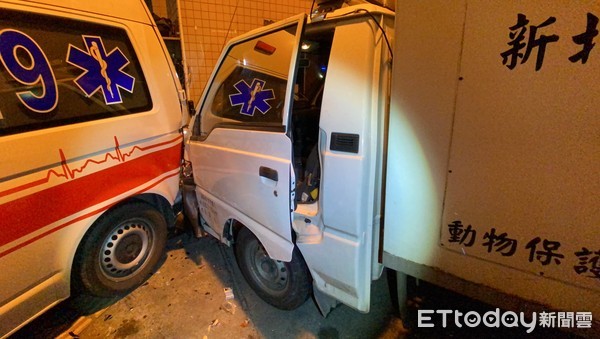 ▲▼小貨車駕駛疑似低頭撿東西，將路邊的動保車撞進消防隊。（圖／記者游宗樺攝）