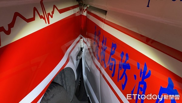 ▲▼小貨車駕駛疑似低頭撿東西，將路邊的動保車撞進消防隊。（圖／記者游宗樺攝）