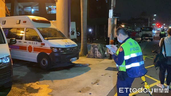 ▲▼小貨車駕駛疑似低頭撿東西，將路邊的動保車撞進消防隊。（圖／記者游宗樺攝）