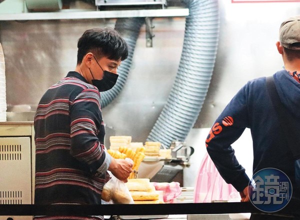 2/27 01：07 鄭人碩凌晨現身台北市中山區一間知名豆漿店買宵夜，夾了三、四個水煎包外帶。