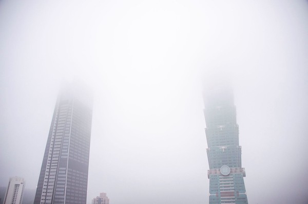 ▲101大樓在18日一早埋在雲霧中。（圖／翻攝自Facebook／柯文哲）
