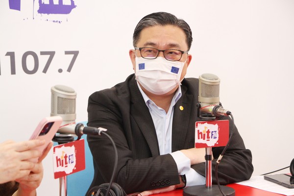 ▲▼王定宇接受廣播專訪。（圖／Hit Fm《周玉蔻嗆新聞》製作單位提供）