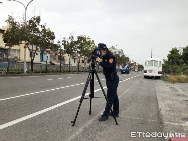 ▲永康分局規劃在中山北路、王行路、西勢路、大灣東路、高速一街、高速二街等6大路段加採非固定式測速照相機執法，也有明顯警告標誌，提醒用路人減速。（圖／記者林悅翻攝，下同）