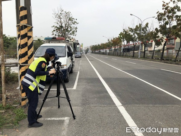 ▲永康分局規劃在中山北路、王行路、西勢路、大灣東路、高速一街、高速二街等6大路段加採非固定式測速照相機執法，也有明顯警告標誌，提醒用路人減速。（圖／記者林悅翻攝，下同）