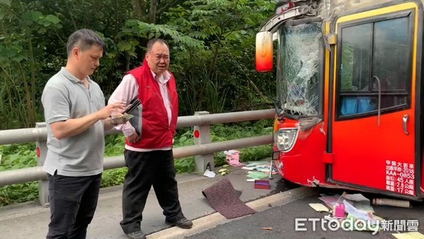 ▲蘇花重大車禍的遊覽車游姓司機（左2），身體狀況不允許暫不出院接受複訊。（圖／記者游芳男翻攝）