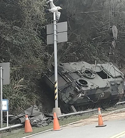 ▲陸軍馬祖防衛部南竿守備大隊18日一台CM-21裝甲車翻覆。（圖／國防部提供）