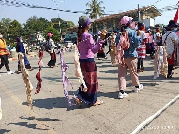 ▲緬甸民眾把女性內衣掛在馬路中央，阻撓軍隊前進。（圖／翻攝自Facebook／Seeing Taiwan Girls捐內衣到國外） 