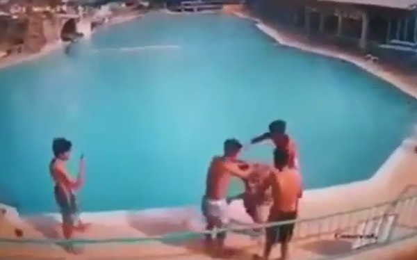 少年被「狂轉14圈」推下泳池　惡友只顧哈哈笑手機拍他昏死畫面。（圖／翻攝自Facebook／The Nin）