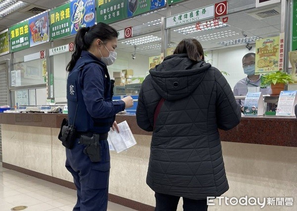 ▲陳女前往郵局匯款給戰地情郎。（圖／大園警分局提供）