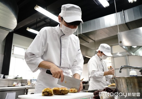 ▲光華餐旅群美食文化特色班學生，用在地食材「鳳梨」和季節食材「地瓜」，烹調出一道道鳳梨地瓜的家常料理或甜點，展現青少年對生活現況的感受與想法。（圖／記者林悅翻攝，下同）