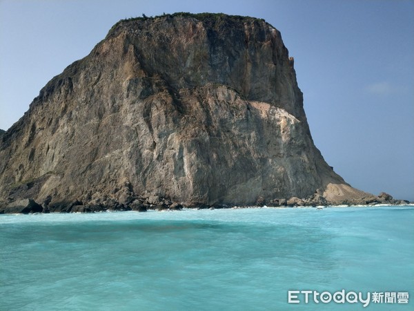 ▲賞鯨船宏棋號，19日又拍到龜山島磺煙又大冒出。（圖／宏棋號提供。）