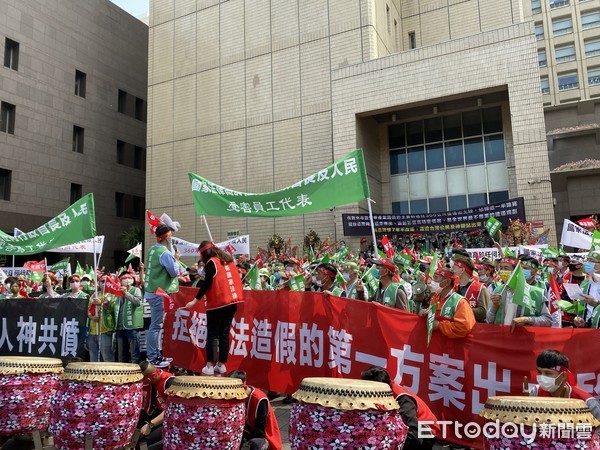 ▲▼環狀線Y19A切斷產業園區動線，詹順貴帶500人衝北市府抗議。（圖／記者陳家祥攝）