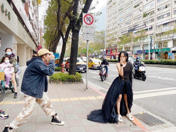 ▲▼A-Lin在台北街頭替戴愛玲拍攝形象照。（圖／公關照）