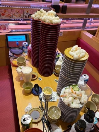 李宓與朋友一同去吃壽司，卻留下一堆醋飯，讓網友痛批浪費食物。（翻攝自臉書）