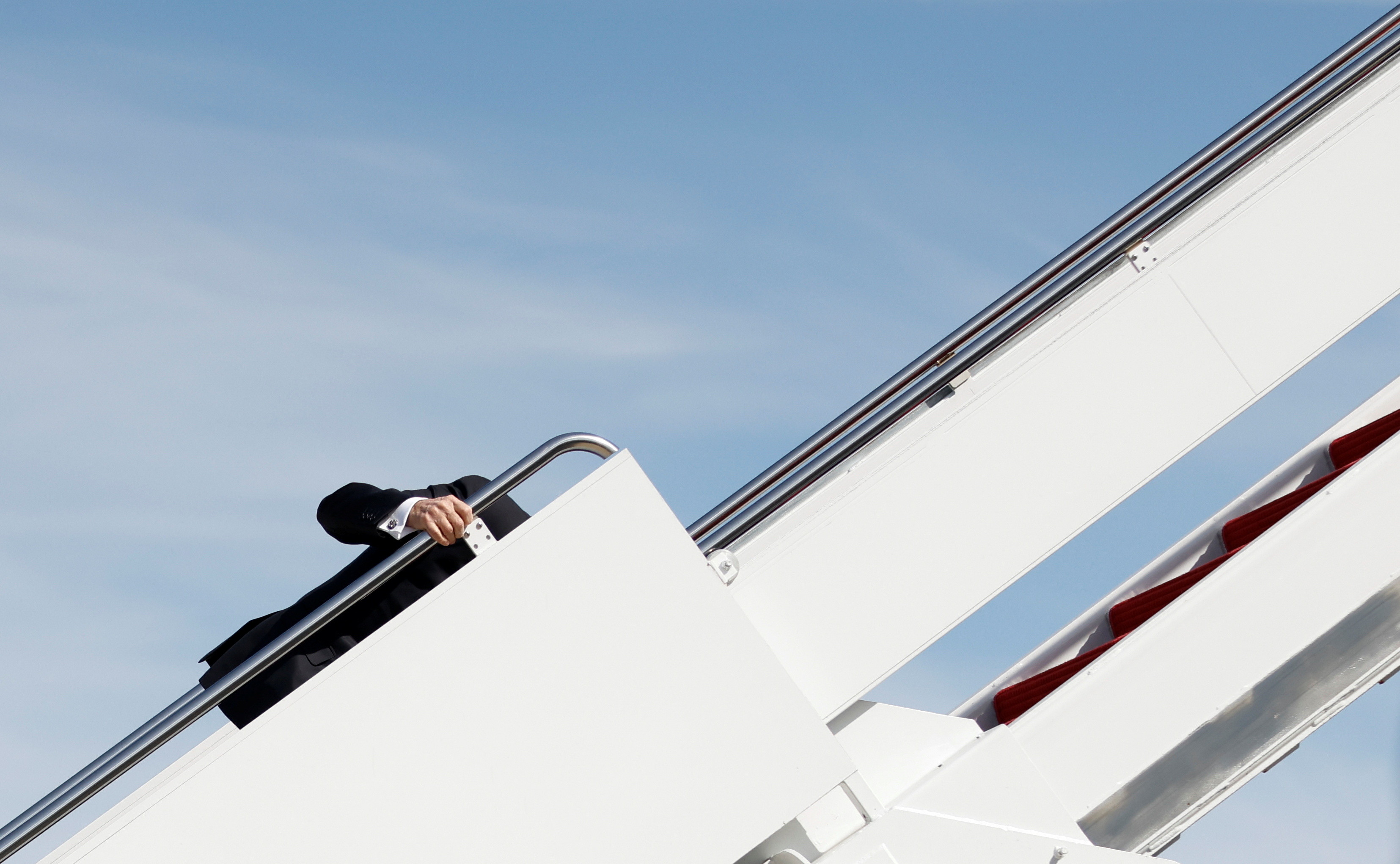 ▲▼美國總統拜登（Joe Biden）登上空軍一號階梯時絆倒。（圖／路透）
