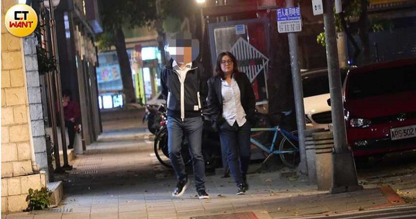 高壯眼鏡男深夜陪伴陳玉珍走在北市街頭。（圖／攝影組）
