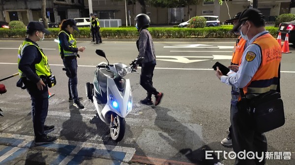 ▲警監聯合出擊，新興分局加強稽查改裝車輛 。（圖／記者洪靖宜翻攝）