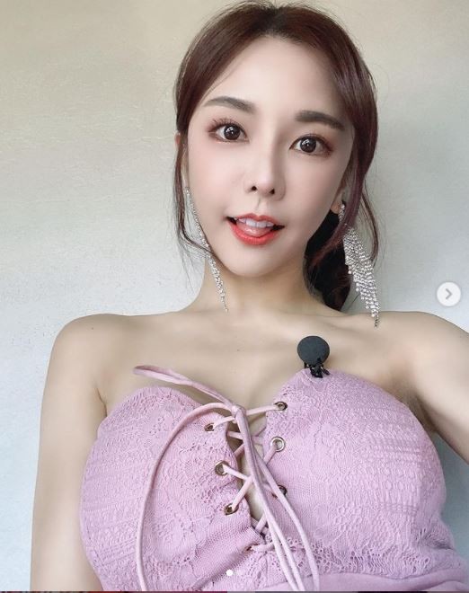 ▲巫苡萱穿粉色馬甲內衣，大秀火辣身材。（圖／翻攝自Instagram／avawu0726）