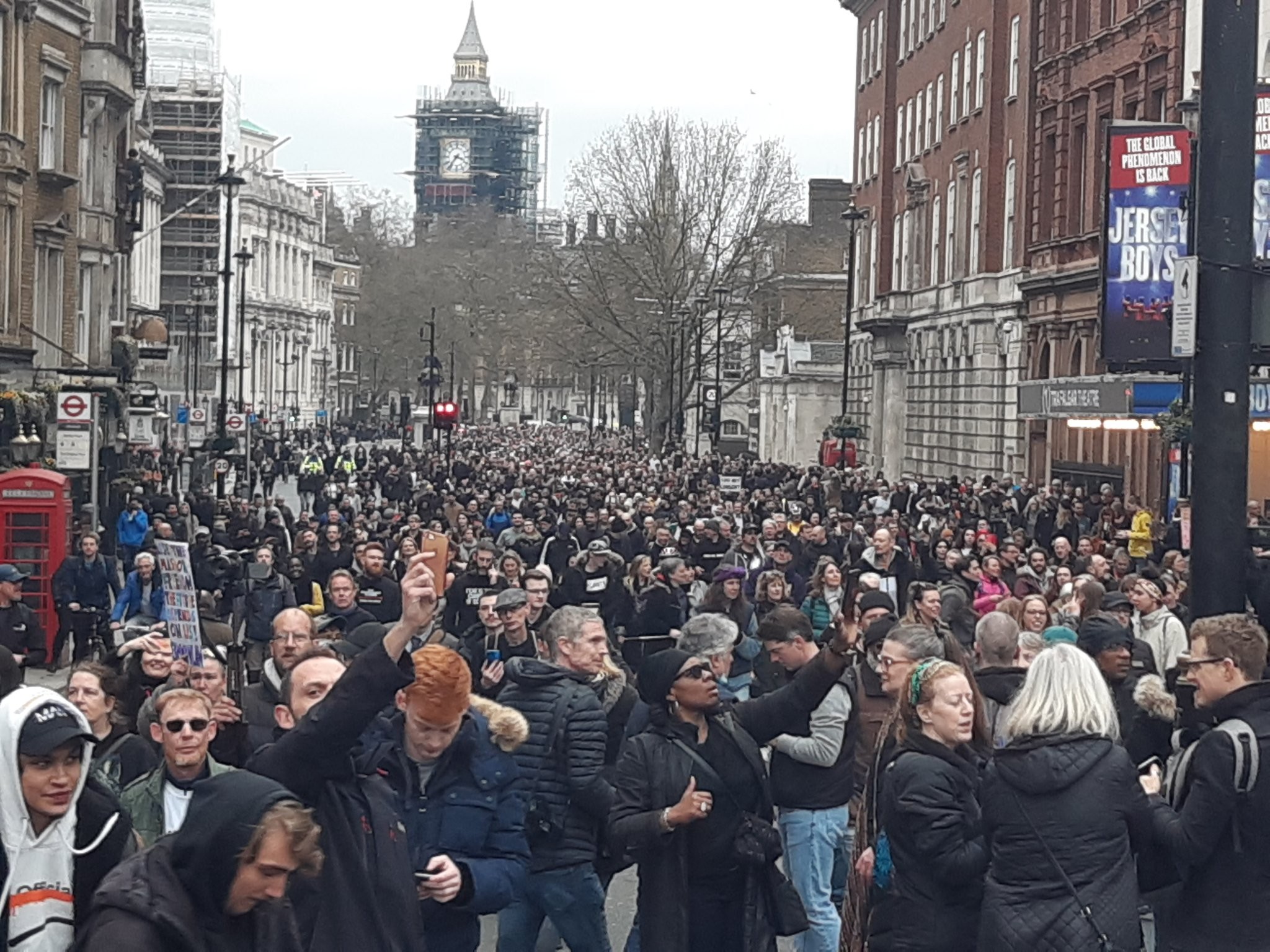 ▲▼倫敦數千人上街抗議防疫限制  英警逮捕33人。（圖／翻攝自推特「@davidkurten」）