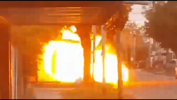 ▲▼阿根廷發生街頭爆炸，瞬間爆出大片火光。（圖／翻攝自YouTube／Noticias De Brown）