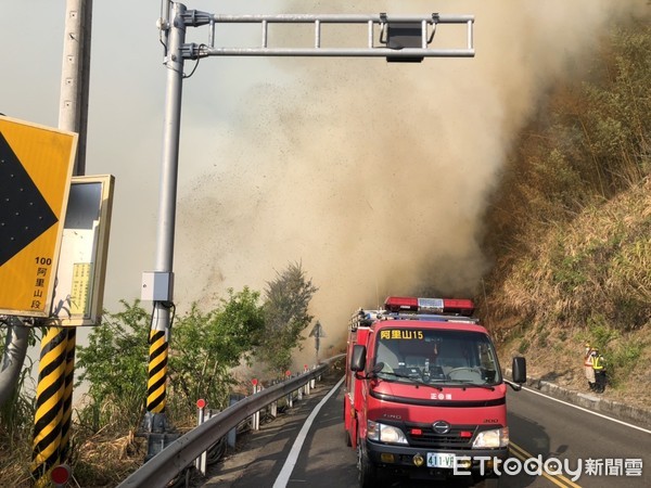 ▲阿里山櫻花季遇公路火警。（圖／記者翁伊森翻攝）