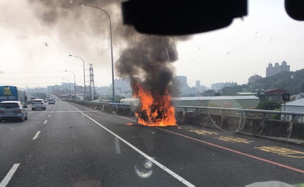 ▲▼五楊高架火燒車。（圖／翻攝臉書社團「蘆竹南崁資訊大小事社團」）