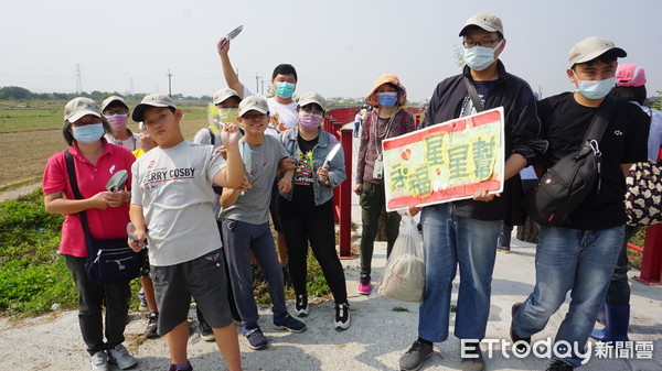 ▲台南市永福國小自閉症巡迴班星星兒家庭們30多人，在東山區台糖鐵道，與台南市政府各機關、中油、民間社團、慈心基金會等團體一起種樹護台南。（圖／記者林悅翻攝，下同）