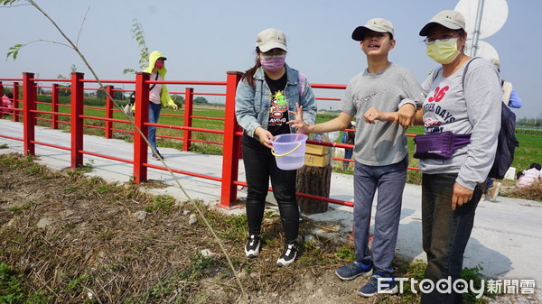 ▲台南市永福國小自閉症巡迴班星星兒家庭們30多人，在東山區台糖鐵道，與台南市政府各機關、中油、民間社團、慈心基金會等團體一起種樹護台南。（圖／記者林悅翻攝，下同）